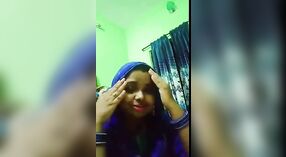 Desi Prawan Strips lan Nuduhake Bobs lan Pus gedhe ing Telpon Video 0 min 0 sec