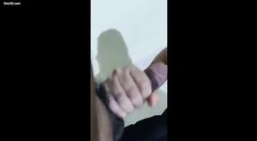 Desi moglie dà un pompino e riceve sperma in questo video esplicito 2 min 40 sec