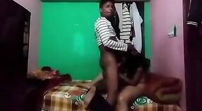 Desi village wife se fait séduire par l'ami de son mari dans cette vidéo torride 5 minute 20 sec