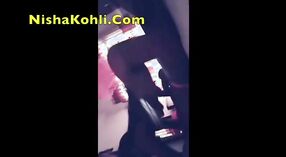 Heet Indisch meisje engages in intense seks in amateur Hindi video 7 min 00 sec