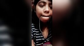 Une fille de Calcutta dévoile ses seins lors d'un chat vidéo 1 minute 20 sec