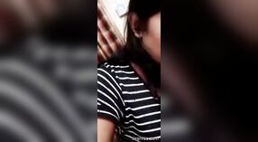 Kolkata babe tiết lộ bộ ngực của cô trong một cuộc trò chuyện video 3 tối thiểu 20 sn