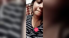 Une fille de Calcutta dévoile ses seins lors d'un chat vidéo 5 minute 50 sec