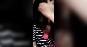 Kolkata babe revelando seus seios durante um bate-papo por vídeo 0 minuto 0 SEC