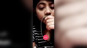 Une fille de Calcutta dévoile ses seins lors d'un chat vidéo 0 minute 50 sec