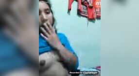 Jeune fille indienne montre ses seins pendant un appel vidéo 1 minute 40 sec