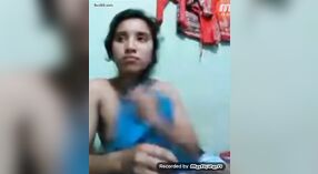 Gadis muda India menampilkan payudaranya selama panggilan video 3 min 00 sec