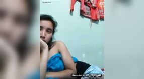 Jeune fille indienne montre ses seins pendant un appel vidéo 3 minute 20 sec