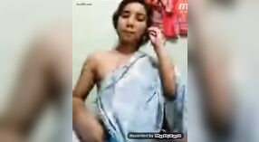 Gadis muda India menampilkan payudaranya selama panggilan video 4 min 00 sec