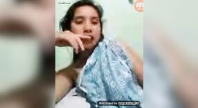 Jeune fille indienne montre ses seins pendant un appel vidéo 5 minute 40 sec