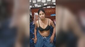 Tante indienne se déshabille pour révéler ses seins et ses organes génitaux 0 minute 0 sec