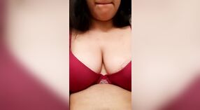 Séduisante fille indienne en lingerie rouge sur webcam 5 minute 40 sec