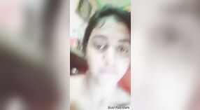 一位诱人的南亚女人在裸体中拍摄自己 2 敏 20 sec