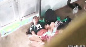 阿萨姆夫妇之间的一个秘密会合，在户外摄像机上捕获 0 敏 0 sec