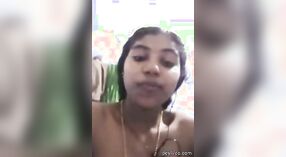 Tamil chica se expone a sí misma durante un baño 0 mín. 0 sec