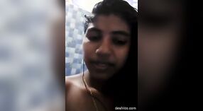 Tamil chica se expone a sí misma durante un baño 5 mín. 50 sec