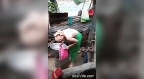 一个年轻的印度妇女在外面洗澡 5 敏 00 sec