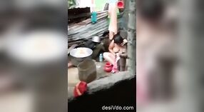 Une jeune Indienne prend une douche dehors 1 minute 00 sec