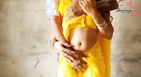 Indisch maagd meisje gets ondeugend in steamy Hindi porno video - 1 min 30 sec