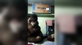 Pasangan indian melu kegiatan seksual sing kuat lan hardcore 1 min 00 sec