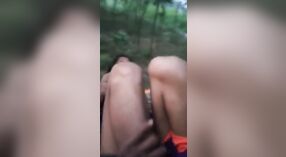 Hombre indio da placer a su amante al aire libre con los dedos 0 mín. 0 sec