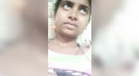 Una encantadora niña india exponiendo sus pechos y vagina en un video casero 3 mín. 30 sec