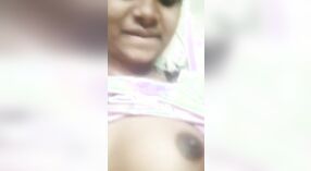 Une jolie Indienne expose ses seins et son vagin dans une vidéo maison 0 minute 40 sec