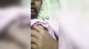 Una encantadora niña india exponiendo sus pechos y vagina en un video casero 1 mín. 10 sec