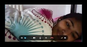 大きな胸を持つインドの10代はSkypeチャットに従事し、彼女の胸を明らかにし、彼女の猫をこすります 2 分 00 秒