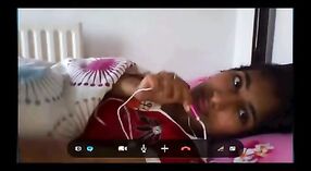 大きな胸を持つインドの10代はSkypeチャットに従事し、彼女の胸を明らかにし、彼女の猫をこすります 2 分 40 秒