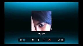 Une adolescente indienne aux gros seins s'engage dans une conversation Skype, révélant ses seins et se frottant la chatte 3 minute 00 sec