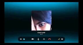 Adolescente india de grandes pechos participa en un chat de Skype, revelando sus pechos y frotándose el coño 3 mín. 40 sec