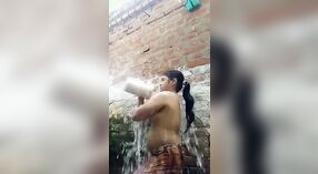 Una ragazza calda si spoglia completamente nella vasca da bagno 1 min 40 sec