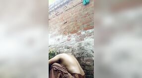 Bocah wadon panas rampung ngilangi adus 3 min 00 sec