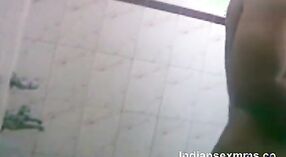 India Bhabhi nyenengi ing jinis pancuran pertama kanthi kanca bojone, video bocor kanggo MMS 5 min 20 sec