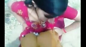 Una joven de la aldea punjabi tiene sexo al aire libre con su amante, capturado en un sitio web porno indio 1 mín. 50 sec