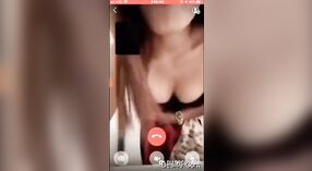 Model India undresses kanggo mbabarake wilayah kelamin sing lembab 0 min 0 sec