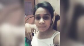 Bocah-bocah wadon kuliah India sing apik banget nyentak dhadhane lan ndemek awake dhewe nalika ngobrol karo pacar 1 min 40 sec