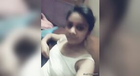 Una encantadora universitaria india hace alarde de sus pechos y se toca mientras habla con su novio 1 mín. 50 sec