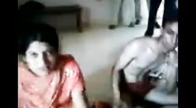 Une femme au foyer indienne se fait prendre et admet l'adultère dans une vidéo explicite 1 minute 50 sec