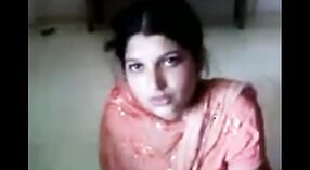 Une femme au foyer indienne se fait prendre et admet l'adultère dans une vidéo explicite 3 minute 20 sec