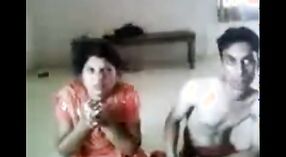 Une femme au foyer indienne se fait prendre et admet l'adultère dans une vidéo explicite 6 minute 20 sec