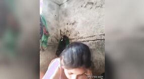 Dorfhausfrau in Indien enthüllt sich und erfreut sich selbst 2 min 00 s