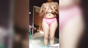 Una seductora mujer india revelando sus pechos y estimulando su vagina 2 mín. 20 sec