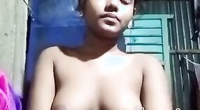 Seorang gadis pedesaan India yang menawan menunjukkan kasih sayang kepada pacarnya 6 min 20 sec