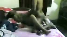 A Bangladeshi ngiringan bakal bajingan dening para pelanggan ing amben nggunakake posisi misionaris 2 min 00 sec