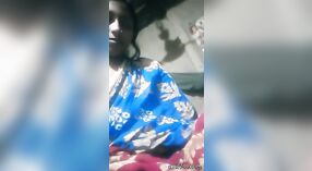 Una joven de una comunidad india rural revelando sus senos y vagina. 0 mín. 0 sec