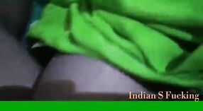 Tamil MILF enjoys een passionate encounter met haar man bij thuis 6 min 10 sec