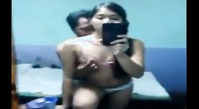 Sexo íntimo en pareja en casa con espejo y placer oral 1 mín. 40 sec