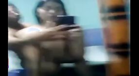 Sexo íntimo en pareja en casa con espejo y placer oral 2 mín. 40 sec